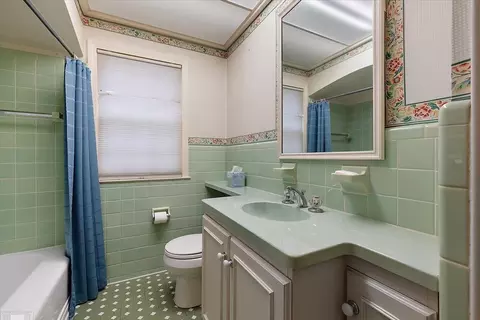 Bath - 1485 Torrey, Grosse Pointe Woods, MI 48236 photo 1 of 5