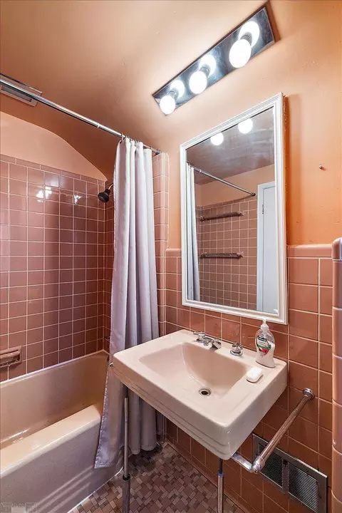 Bath - 1485 Torrey, Grosse Pointe Woods, MI 48236 photo 5 of 5
