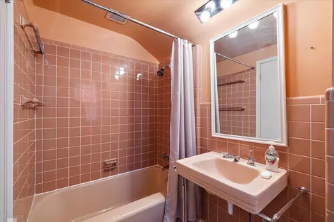 Bath - 1485 Torrey, Grosse Pointe Woods, MI 48236 photo 4 of 5