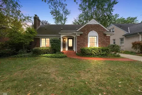 1485 Torrey, Grosse Pointe Woods, MI 48236