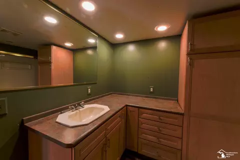 Bath - 824 Smith, Monroe, MI 48161 photo 2 of 3