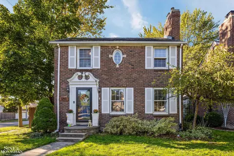 1291 Roslyn, Grosse Pointe Woods, MI 48236