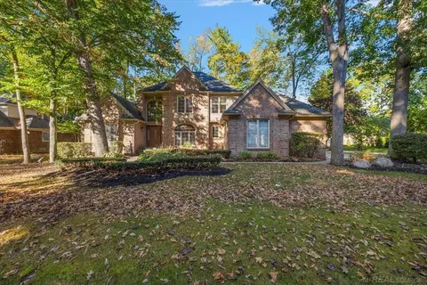 53463 Hunters Xing, Utica, MI 48315