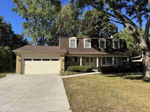 39043 Cadborough, Clinton Township, MI 48038