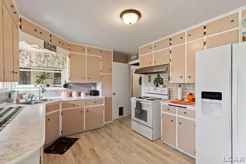 Kitchen - 11250 N Custer, Dundee, MI 48131 photo 5 of 6