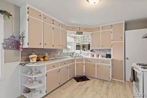 Kitchen - 11250 N Custer, Dundee, MI 48131 photo 2 of 6