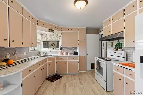 Kitchen - 11250 N Custer, Dundee, MI 48131 photo 6 of 6