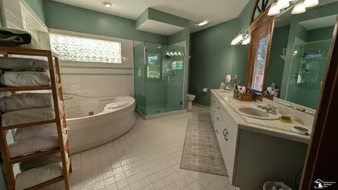 Bath - 2583 Vivian, Monroe, MI 48162 photo 1 of 3