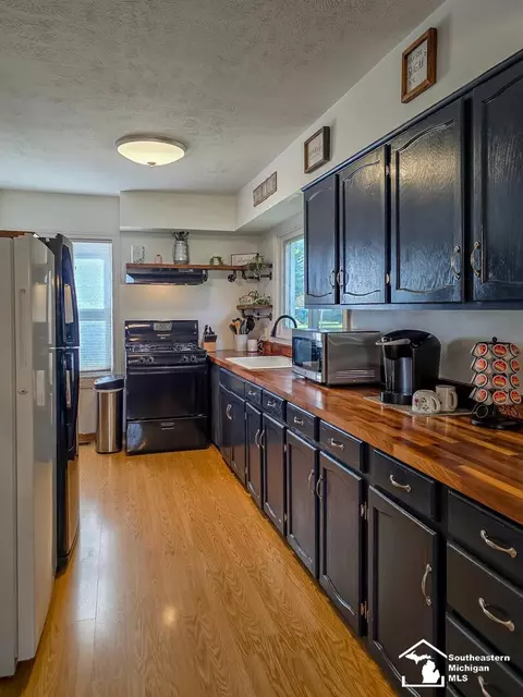 Kitchen - 920 Cole, Monroe, MI 48162 photo 2 of 2