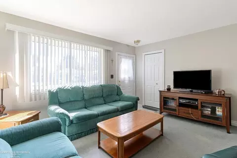 Living - 14765 Chippewa, Warren, MI 48088 photo 1 of 2