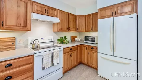 Kitchen - 8575 M5, Gladstone, MI 49837 photo 4 of 4