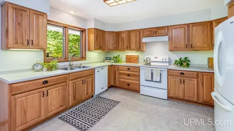 Kitchen - 8575 M5, Gladstone, MI 49837 photo 2 of 4