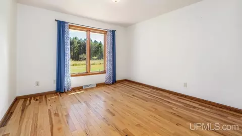 Bedroom - 8575 M5, Gladstone, MI 49837 photo 3 of 4