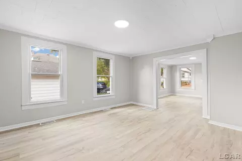 516 E Hunt, Adrian, MI 49221 photo 10