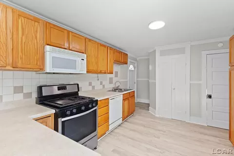 516 E Hunt, Adrian, MI 49221 photo 2