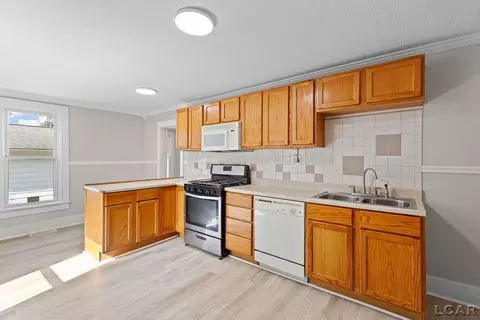 516 E Hunt, Adrian, MI 49221 photo 3