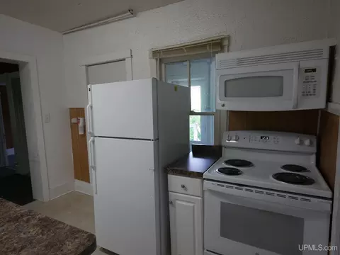 809 E Montezuma, Houghton, MI 49931 photo 8