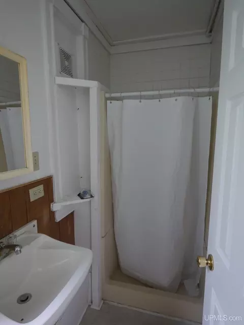 809 E Montezuma, Houghton, MI 49931 photo 13
