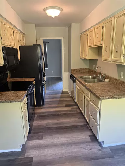 Kitchen - 3191 Brentfield, Flushing, MI 48433 photo 2 of 2