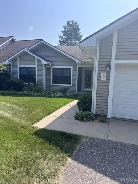 5 Red Fox, Marquette, MI 49855