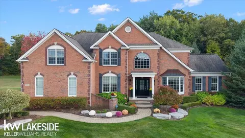 561 Kingstone, Oakland, MI 48363