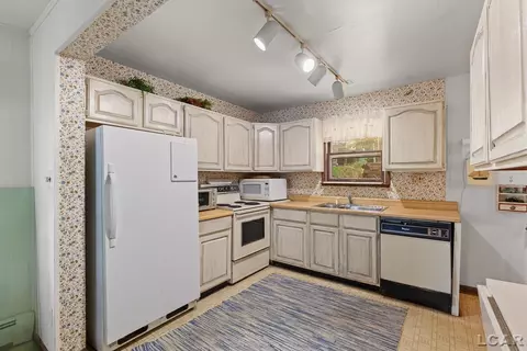 Kitchen - 11866 Bradley, Jerome, MI 49249 photo 4 of 4