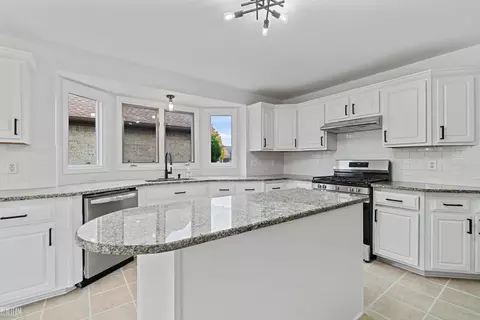 Kitchen - 45563 Thorn Tree, Macomb, MI 48044 photo 2 of 4