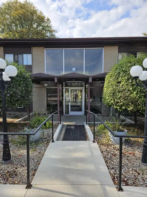 995 N Cass Lk #221, Waterford, MI 48328