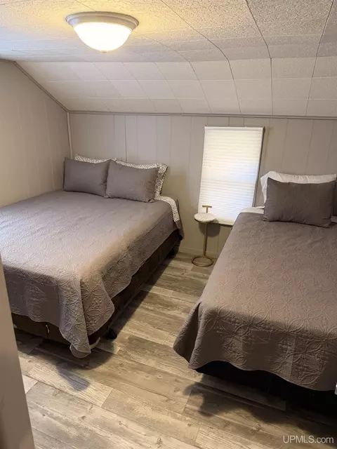 Bedroom - e9399 Michigan 28, Munising, MI 49862 photo 4 of 8