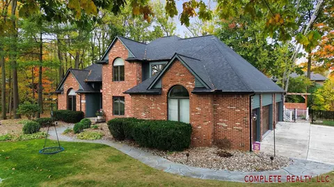 11556 Kings Knight, Grand Blanc, MI 48439