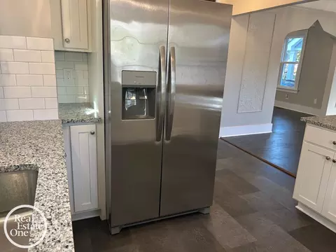 Kitchen - 1765 Brys, Grosse Pointe Woods, MI 48236 photo 5 of 8