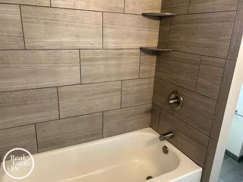 Bath - 1765 Brys, Grosse Pointe Woods, MI 48236 photo 3 of 5