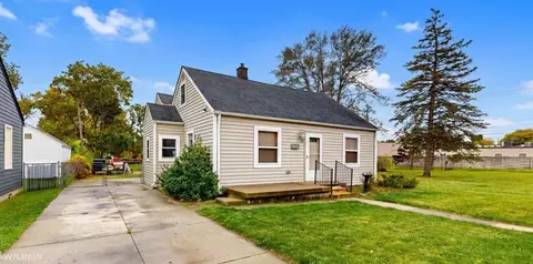 17914 Birmingham, Roseville, MI 48066