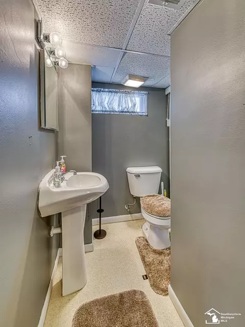 Bath - 729 Lavender, Monroe, MI 48162 photo 3 of 3