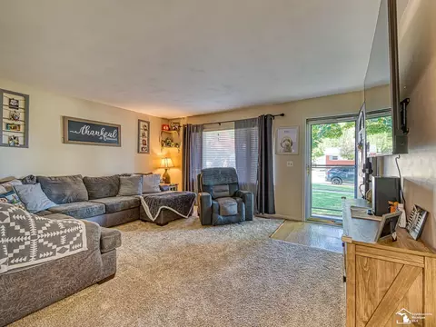 Living - 729 Lavender, Monroe, MI 48162 photo 2 of 4