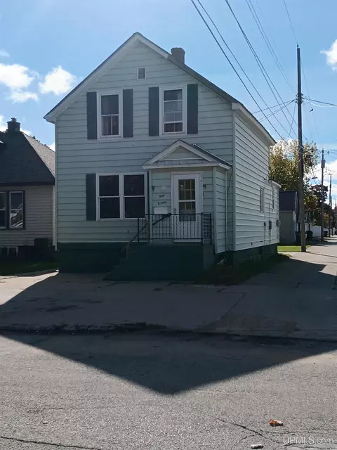 911 S 4th, Escanaba, MI 49829