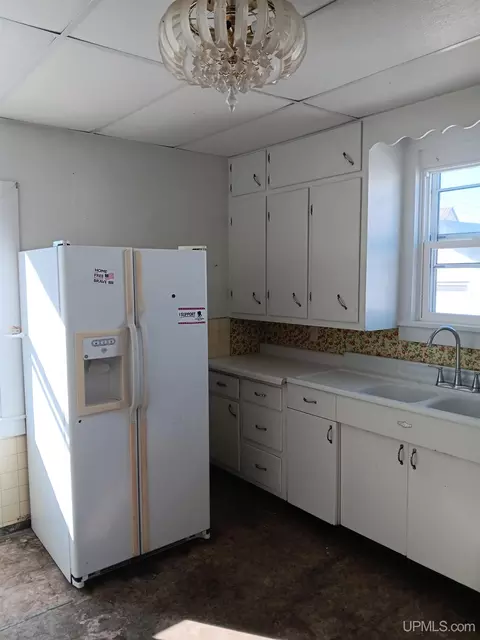 Kitchen - 911 S 4th, Escanaba, MI 49829 photo 3 of 3