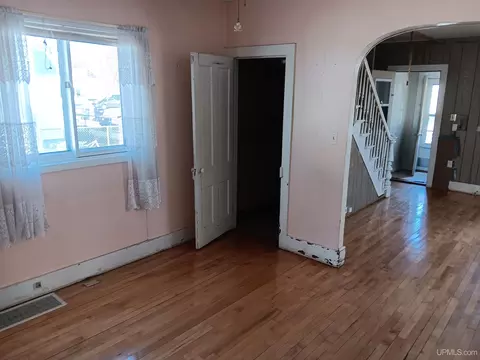 Living - 911 S 4th, Escanaba, MI 49829 photo 3 of 3