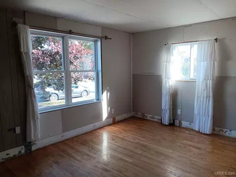 Living - 911 S 4th, Escanaba, MI 49829 photo 2 of 3