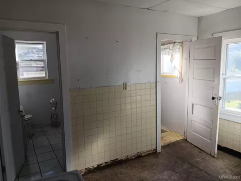 Entry Way - 911 S 4th, Escanaba, MI 49829 photo 2 of 2