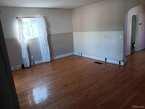 Living - 911 S 4th, Escanaba, MI 49829 photo 1 of 3