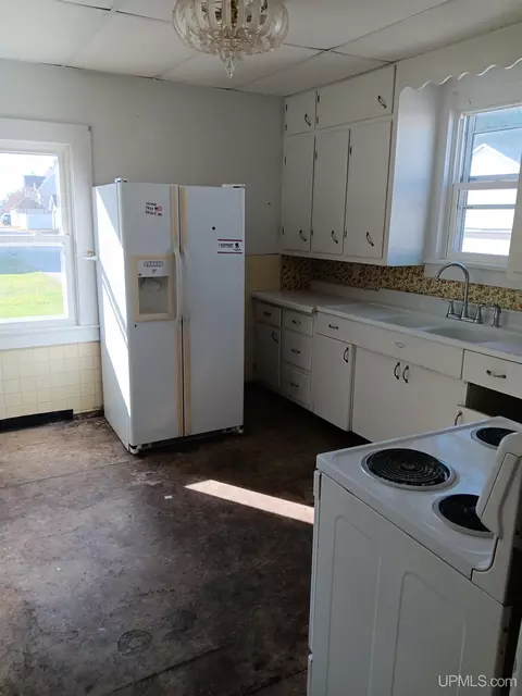 Kitchen - 911 S 4th, Escanaba, MI 49829 photo 1 of 3