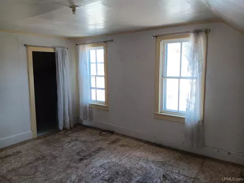 Bedroom - 911 S 4th, Escanaba, MI 49829 photo 2 of 6
