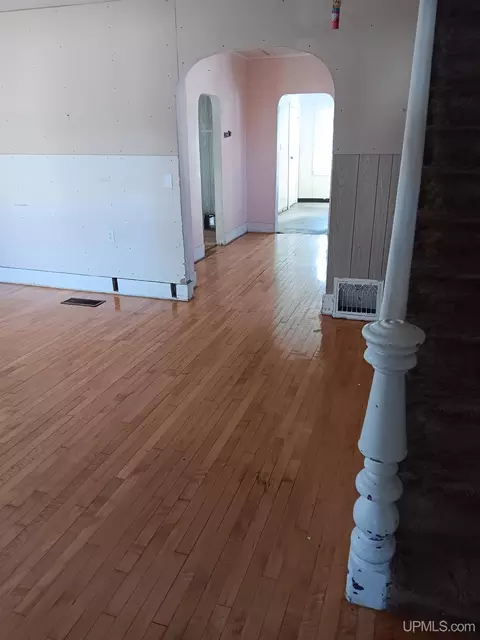 Entry Way - 911 S 4th, Escanaba, MI 49829 photo 1 of 2