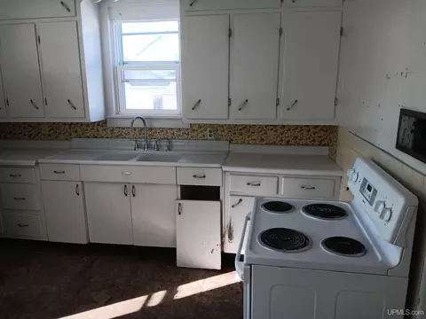 Kitchen - 911 S 4th, Escanaba, MI 49829 photo 2 of 3