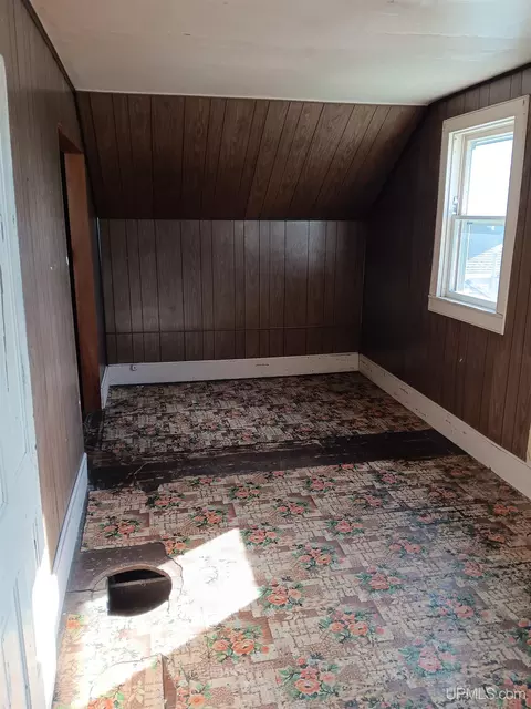 Bedroom - 911 S 4th, Escanaba, MI 49829 photo 4 of 6