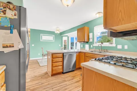 Kitchen - 1194 Emerald Frst, Davison, MI 48423 photo 5 of 7