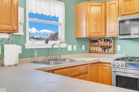 Kitchen - 1194 Emerald Frst, Davison, MI 48423 photo 6 of 7