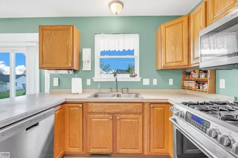 Kitchen - 1194 Emerald Frst, Davison, MI 48423 photo 4 of 7