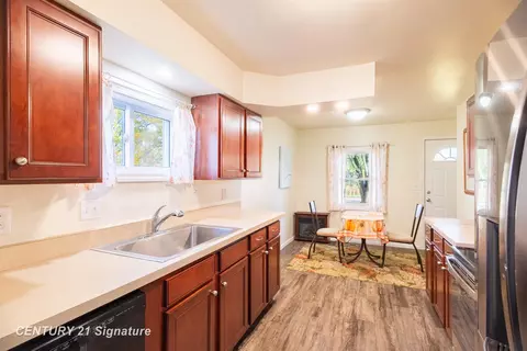 Kitchen - 309 Arthur, Flushing, MI 48433 photo 2 of 2